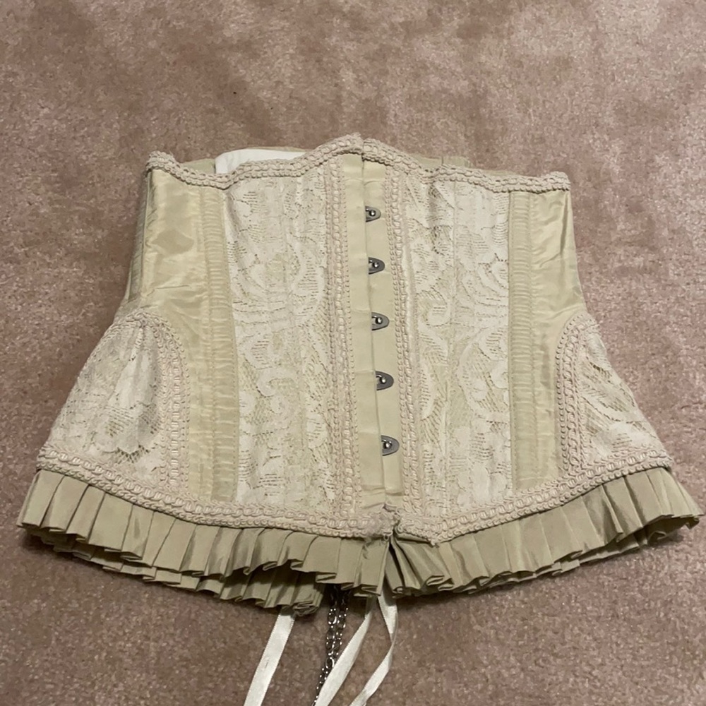 Gorgeous lace Victorian underbust corset!